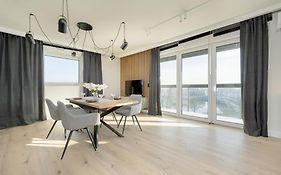 Exclusive River View Apartment With Balcony & Free Garage By Renters Prestige